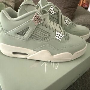 Jordan 4 retro’s in Seafoam.